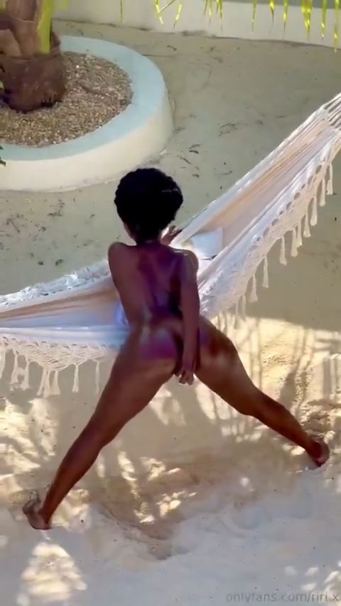 Ebony Kenyan hun twerk outdoors!