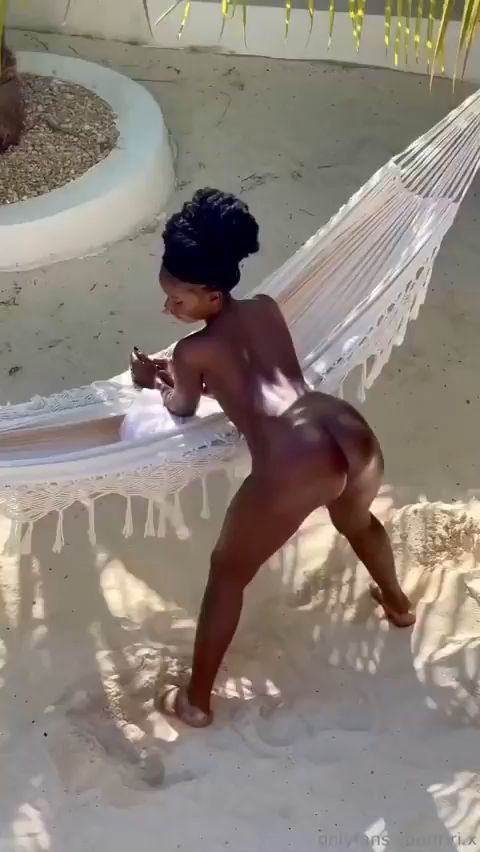 Black beautiful East African girl twerk outdoors!
